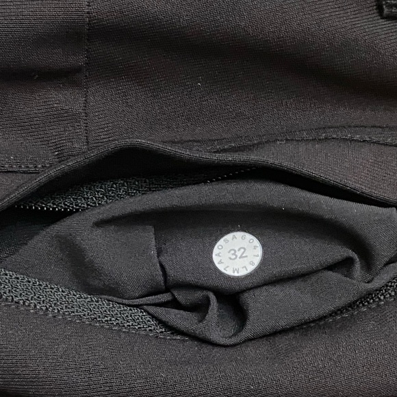 Lululemon Athletica Men's Black Commission 9” Shorts - Picture 5 of 6